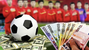 Kỹ Thuật Di Chuyển Trong Bóng Đá: Bí Quyết Thắng Nhanh 4 Tiêu đề: Kỹ Thuật Di Chuyển Trong Bóng Đá: Bí Quyết Thắng Nhanh Meta Description: Khám phá kỹ thuật di chuyển trong bóng đá với tylecacuoc.me. Tìm hiểu các kỹ thuật cơ bản, tầm quan trọng và cách luyện tập để trở thành cầu thủ xuất sắc. Khi nhắc đến bóng đá, chúng ta không thể bỏ qua tầm quan trọng của kỹ thuật di chuyển. Đây là nền tảng giúp các cầu thủ thực hiện tốt các kỹ thuật khác như chuyền bóng, sút bóng, và dắt bóng. Trong bài viết này, cùng tylecacuoc.me khám phá chi tiết về các kỹ thuật di chuyển cơ bản trong bóng đá. Tìm Hiểu Kỹ Thuật Di Chuyển Trong Bóng Đá Kỹ Thuật Di Chuyển Cơ Bản Kỹ thuật di chuyển trong bóng đá bao gồm nhiều bước cơ bản mà bất kỳ cầu thủ nào cũng cần nắm vững. Dưới đây là những kỹ thuật quan trọng nhất: Chạy: Đây là kỹ thuật cơ bản nhất, đòi hỏi cầu thủ phải hạ thấp trọng tâm để tăng tốc độ và giữ thăng bằng. Chạy có thể bao gồm chạy ziczac, chạy thường, và chạy giật lùi. Mỗi loại chạy đều có mục đích riêng, giúp cầu thủ thích nghi với các tình huống khác nhau trên sân. Chạy ziczac giúp tránh đối thủ bằng cách thay đổi hướng liên tục, trong khi chạy thường được sử dụng khi cần di chuyển nhanh trên sân. Chạy giật lùi là kỹ thuật tạo khoảng trống bằng cách giả vờ chạy về phía sau trước khi đột phá về phía trước. Dừng Đột Ngột: Kỹ thuật này giúp cầu thủ chuyển hướng nhanh chóng trong các tình huống thi đấu. Nó đòi hỏi sự linh hoạt và khả năng giữ thăng bằng tốt. Khi dừng đột ngột, cầu thủ cần giữ chân trụ vững để không bị ngã và quan sát tình hình trên sân để quyết định hướng di chuyển tiếp theo. Điều này giúp cầu thủ phản ứng nhanh chóng trước các tình huống bất ngờ. Chuyển Thân: Kỹ thuật này được sử dụng để chuyển từ trạng thái phòng ngự sang phản công hoặc ngược lại. Nó đòi hỏi sự nhanh nhẹn và khả năng quan sát tốt. Cầu thủ cần sử dụng động tác giả để đánh lừa đối thủ và tạo khoảng trống. Quan sát tình hình trên sân giúp cầu thủ quyết định thời điểm chuyển thân phù hợp, tạo điều kiện cho các đợt phản công hiệu quả. Bật Nhảy: Kỹ thuật này giúp cầu thủ cướp bóng trên không. Nó đòi hỏi sức bật tốt và khả năng phán đoán điểm rơi của bóng. Để thực hiện kỹ thuật này hiệu quả, cầu thủ cần tập luyện để tăng sức bật và khả năng bật cao. Phán đoán điểm rơi của bóng giúp cầu thủ bắt bóng chính xác và tạo cơ hội ghi bàn. Đi Bộ: Mặc dù đơn giản, đi bộ là cơ hội để cầu thủ hồi sức và quan sát tình hình trên sân. Trong các trận đấu, đi bộ giúp cầu thủ giảm mệt mỏi và hồi phục năng lượng. Đồng thời, nó cũng là thời điểm để quan sát đối thủ và đồng đội, từ đó quyết định chiến thuật tiếp theo. Tầm Quan Trọng Của Kỹ Thuật Di Chuyển Kỹ thuật di chuyển chiếm một vị trí quan trọng trong bóng đá vì phần lớn thời gian trên sân, các cầu thủ không khống chế bóng. Hoạt động không bóng bao gồm việc di chuyển để tạo khoảng trống, hỗ trợ đồng đội, và gây áp lực lên đối thủ. Kỹ thuật di chuyển tốt giúp cầu thủ tạo ra lợi thế trên sân, từ đó thực hiện các động tác tấn công hoặc phòng ngự hiệu quả hơn. Ngoài ra, di chuyển linh hoạt cũng giúp giảm thiểu rủi ro bị đối thủ bắt bài, tạo điều kiện cho các tình huống bất ngờ. Các Loại Chạy Trong Bóng Đá Chạy là một phần không thể thiếu trong kỹ thuật di chuyển. Dưới đây là các loại chạy cơ bản: Chạy Ziczac: Loại chạy này giúp cầu thủ tránh đối thủ bằng cách thay đổi hướng liên tục. Nó đòi hỏi sự linh hoạt và khả năng giữ thăng bằng tốt. Chạy ziczac thường được sử dụng khi cầu thủ cần vượt qua nhiều đối thủ trong một khoảng cách ngắn. Chạy Thường: Đây là loại chạy thẳng, thường được sử dụng khi cầu thủ cần di chuyển nhanh trên sân. Chạy thường giúp cầu thủ tiết kiệm thời gian và tăng tốc độ, đặc biệt trong các tình huống phản công nhanh. Chạy Giật Lùi: Loại chạy này giúp cầu thủ tạo khoảng trống bằng cách giả vờ chạy về phía sau trước khi đột phá về phía trước. Kỹ thuật này đòi hỏi sự nhanh nhẹn và khả năng quan sát tốt để đánh lừa đối thủ. Một Số Kỹ Thuật Khác Kỹ Thuật Dừng Đột Ngột Dừng đột ngột là kỹ thuật giúp cầu thủ thay đổi hướng nhanh chóng. Nó đòi hỏi sự linh hoạt và khả năng giữ thăng bằng tốt. Khi thực hiện kỹ thuật này, cầu thủ cần giữ chân trụ vững để không bị ngã và quan sát tình hình trên sân để quyết định hướng di chuyển tiếp theo. Điều này giúp cầu thủ phản ứng nhanh chóng trước các tình huống bất ngờ và tạo ra lợi thế trên sân. Kỹ Thuật Chuyển Thân Chuyển thân là kỹ thuật giúp cầu thủ chuyển từ trạng thái phòng ngự sang phản công hoặc ngược lại. Nó đòi hỏi sự nhanh nhẹn và khả năng quan sát tốt. Cầu thủ cần sử dụng động tác giả để đánh lừa đối thủ và tạo khoảng trống. Quan sát tình hình trên sân giúp cầu thủ quyết định thời điểm chuyển thân phù hợp, tạo điều kiện cho các đợt phản công hiệu quả. Chuyển thân cũng giúp cầu thủ thích nghi với các tình huống khác nhau trên sân, từ đó tăng khả năng kiểm soát trận đấu. Kỹ Thuật Bật Nhảy Bật nhảy là kỹ thuật giúp cầu thủ cướp bóng trên không. Nó đòi hỏi sức bật tốt và khả năng phán đoán điểm rơi của bóng. Để thực hiện kỹ thuật này hiệu quả, cầu thủ cần tập luyện để tăng sức bật và khả năng bật cao. Phán đoán điểm rơi của bóng giúp cầu thủ bắt bóng chính xác và tạo cơ hội ghi bàn. Bật nhảy cũng là kỹ thuật quan trọng trong các tình huống phạt góc hoặc phạt đền, nơi mà khả năng cướp bóng trên không là chìa khóa để ghi bàn. Kỹ Thuật Đi Bộ Đi bộ là kỹ thuật đơn giản nhưng quan trọng trong bóng đá. Nó giúp cầu thủ hồi sức và quan sát tình hình trên sân. Trong các trận đấu, đi bộ giúp cầu thủ giảm mệt mỏi và hồi phục năng lượng. Đồng thời, nó cũng là thời điểm để quan sát đối thủ và đồng đội, từ đó quyết định chiến thuật tiếp theo. Đi bộ cũng giúp cầu thủ giữ được sự tập trung và bình tĩnh, điều cần thiết để đưa ra quyết định chính xác trong các tình huống phức tạp. Luyện Tập Kỹ Thuật Di Chuyển Để luyện tập kỹ thuật di chuyển hiệu quả, cầu thủ cần thực hiện các bài tập sau: Tập Chạy: Chạy là kỹ thuật cơ bản, cần được luyện tập thường xuyên. Cầu thủ nên tập chạy ziczac, chạy thường, và chạy giật lùi để tăng tốc độ và sự linh hoạt. Tập Dừng Đột Ngột: Cầu thủ cần tập dừng đột ngột để tăng khả năng linh hoạt và phản ứng nhanh chóng. Tập Chuyển Thân: Điều này giúp cầu thủ tăng khả năng quan sát và phản ứng nhanh. Tập Bật Nhảy: Cầu thủ cần tập bật nhảy để tăng sức bật và khả năng cướp bóng trên không. Kết Luận Kỹ thuật di chuyển là nền tảng quan trọng trong bóng đá, giúp cầu thủ thực hiện tốt các kỹ thuật khác và tạo ra lợi thế trên sân. Bằng cách luyện tập và nắm vững các kỹ thuật di chuyển cơ bản, các cầu thủ có thể cải thiện hiệu suất thi đấu và đạt được thành công trong môn thể thao vua này.